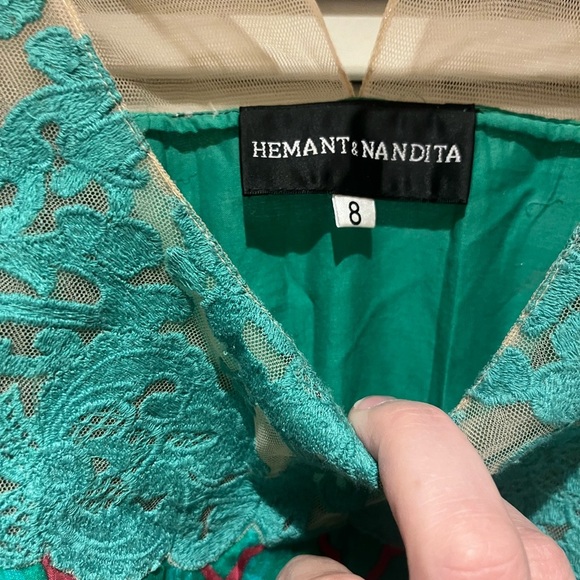 100% silk dress with embroidery and 100% cotton lining. - Picture 3 of 6